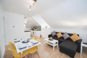 Canterbury 2 Bed Apartment Close to Town CT1 Sleeps 6, Canterbury